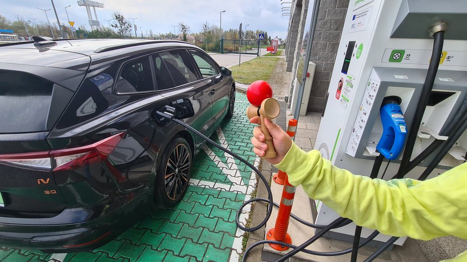 Jak często trzeba w trasie ładować auto elektryczne? Sprawdziliśmy w rzeczywistych warunkach kilkadziesiąt modeli aut elektrycznych!