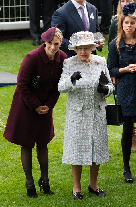 Royal Ascot 2021: Elżbieta II i Zara Tindall (obok księżniczka Beatrice)