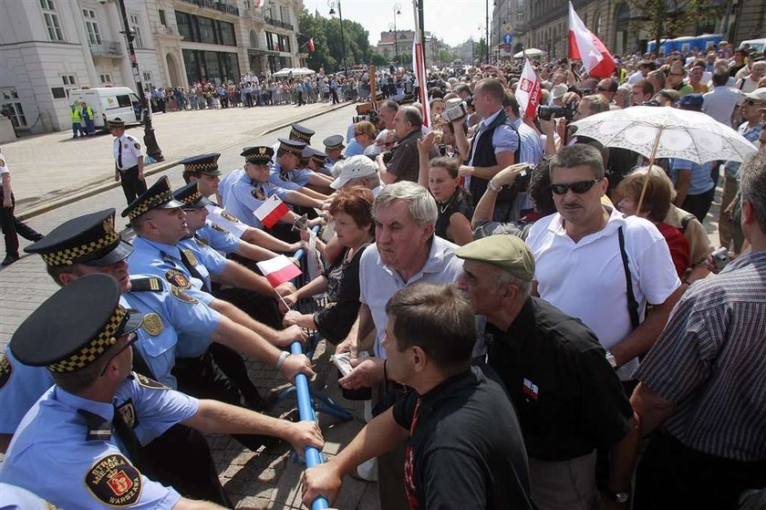 Straż miejska donosi na obrońców krzyża