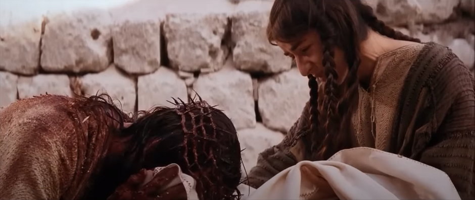 Jezus ociera Twarz w chustę Weroniki | Kadr z filmu „Pasja” Mela Gibsona