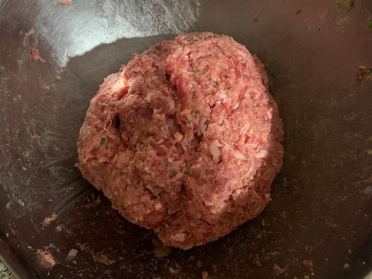 Postup receptu na špagety s mäsovými guľkami.