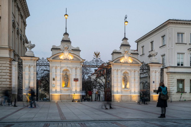 Smuniewski przed bramą uniwersytecką podczas manifestacji mówił m.in.: „To są jaja, co oni sobie robią. Nauką nazywają jakieś nie wiem co. Cwelostwo, które przepychają na uniwersytetach na całym świecie”