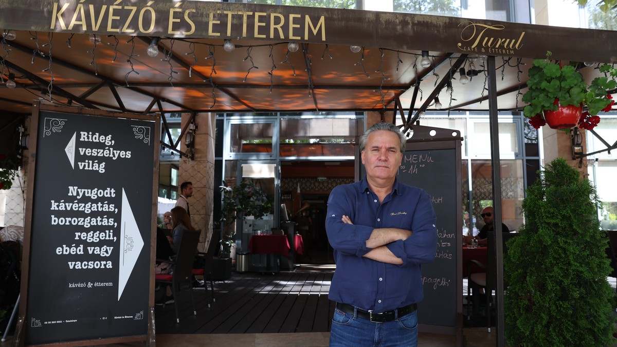„Mindenkinek remegett a lába” – Mi történt Magyar Péter gyűlése után a tatabányai kávézóban?