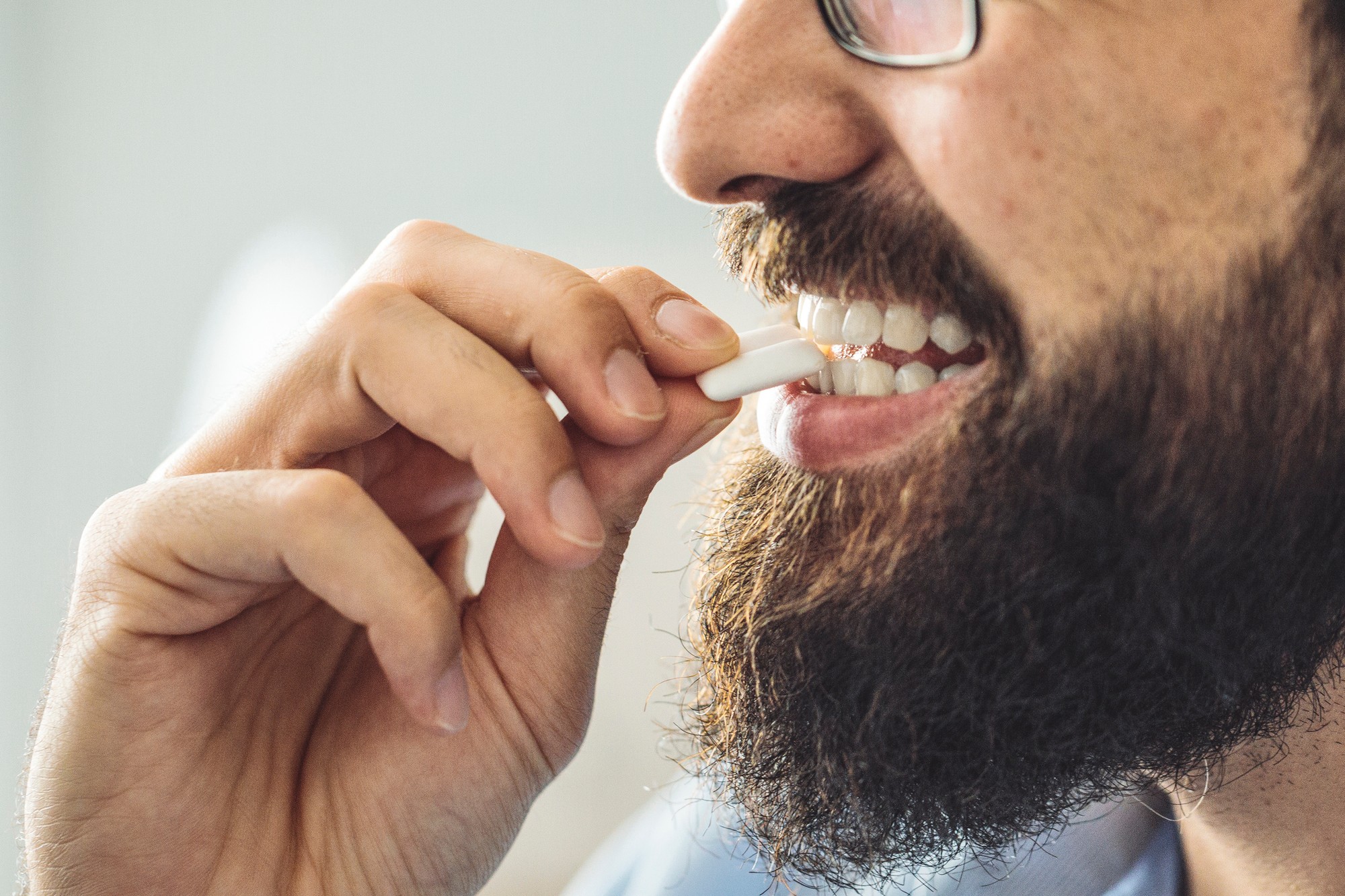 Scientists have revealed the threat hidden by chewing gum. (illustration photo)