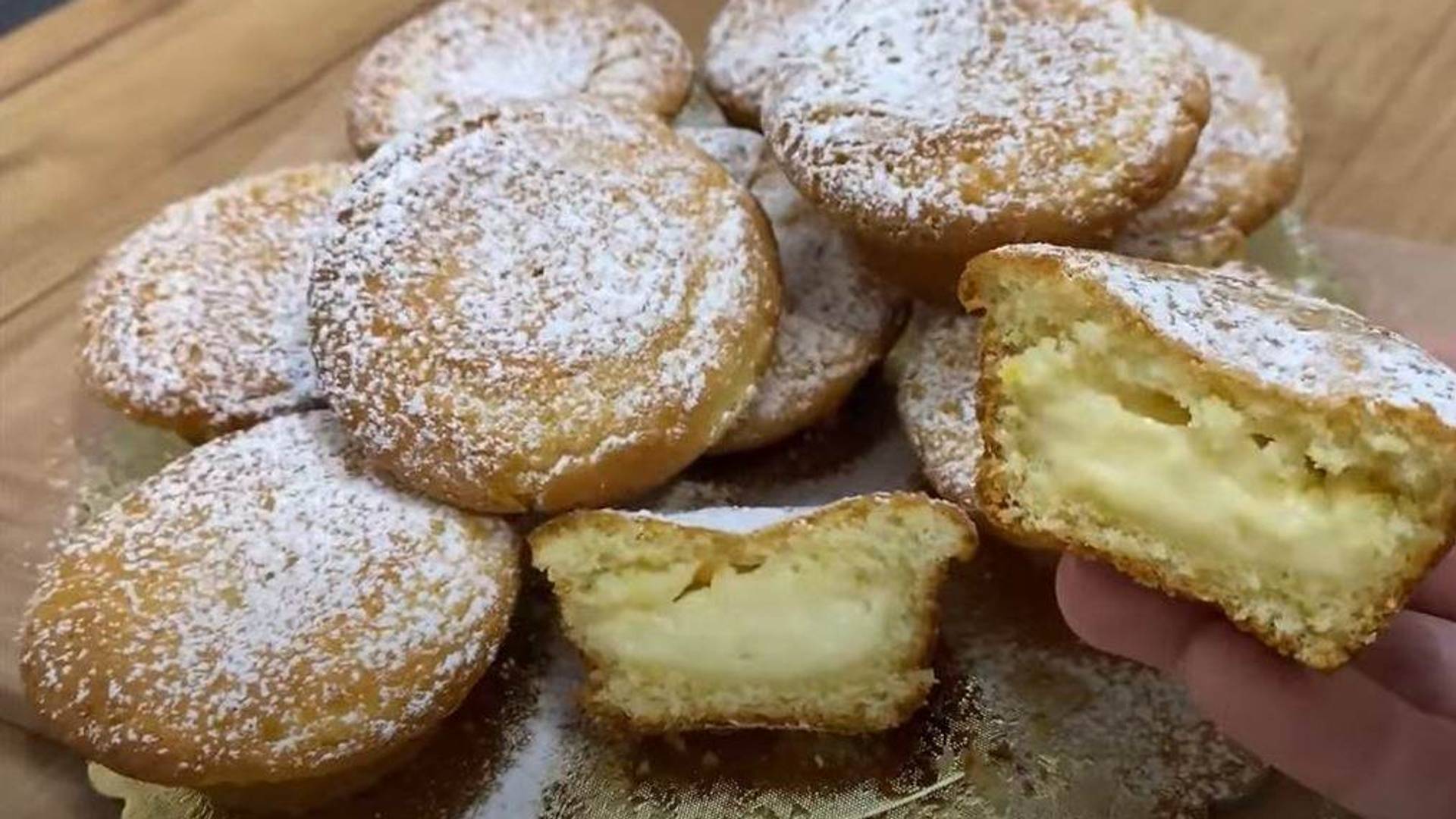 Mafini punjeni domaćim kremom od vanile od kojih miriše cela kuća