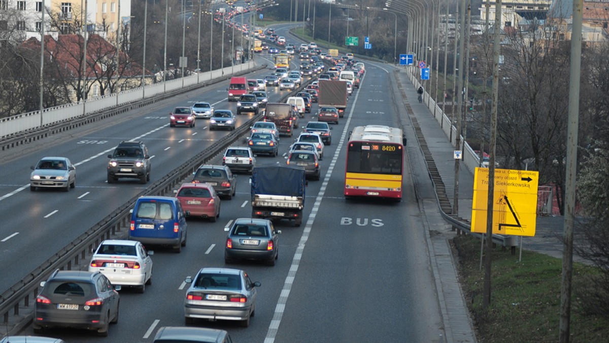 Omijanie Autobusu Na Przystanku Bez Zatoczki