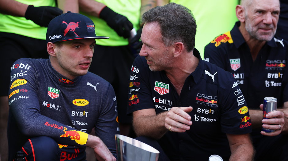 Christian Horner (z prawej) w rozmowie z Maxem Verstappenem