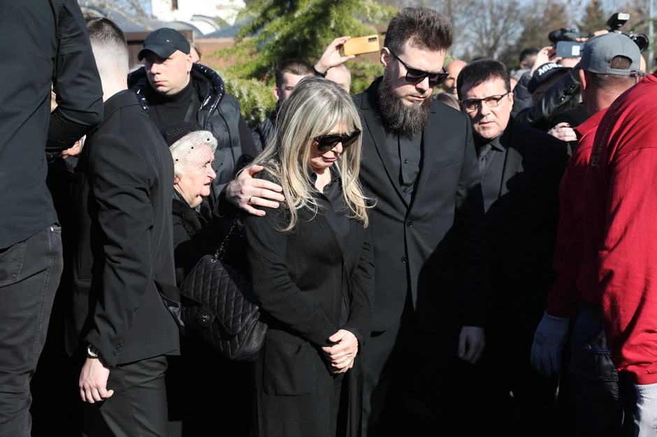 Suzanu Jovanović teši sin na sahrani supruga