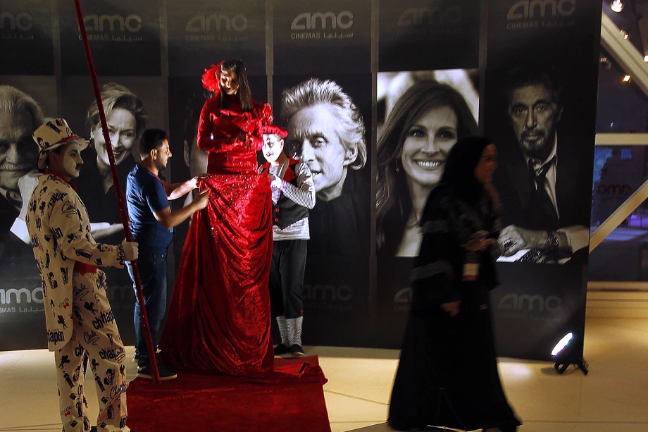 Pracownicy przygotowują dekoracje na otwarcie pierwszego kina sieci AMC w Arabii Saudyjskiej