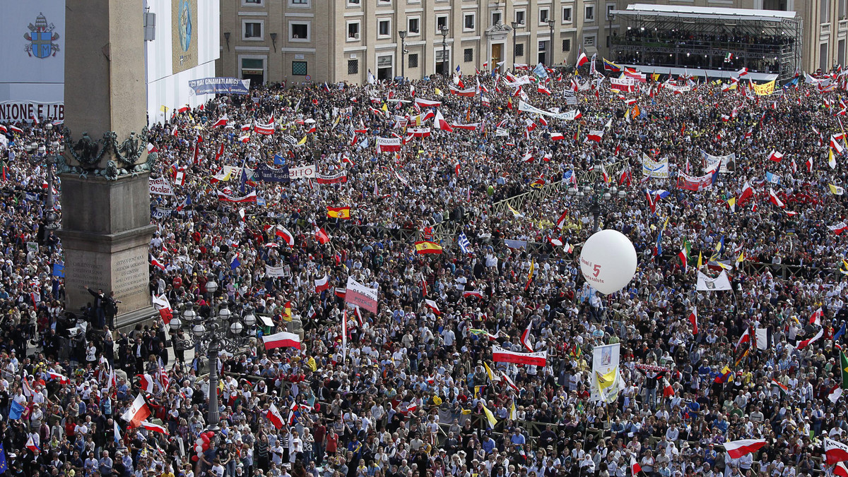 1,5 miliona ludzi uczestniczyło we mszy na placu świętego Piotra w niedzielę, podczas której Benedykt XVI ogłosił Jana Pawła II błogosławionym. Na mszy beatyfikacyjnej było kilkadziesiąt tysięcy Polaków z prezydentem Bronisławem Komorowskim.