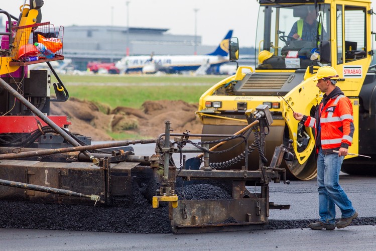 Ostatnio pas startowy poznańskiego lotniska modernizowany był (w niepełnym wymiarze) w 2001 roku. Od tego czasu droga sukcesywnie ulegała degradacji. Najistotniejszą przyczyną remontu jest zły stan podbudowy. Ponadto na drodze startowej widoczne są miejscowe spękania nawierzchni oraz zły stan pobocza.<br><br>fot.  (zuz) PAP/Paweł Jaskółka