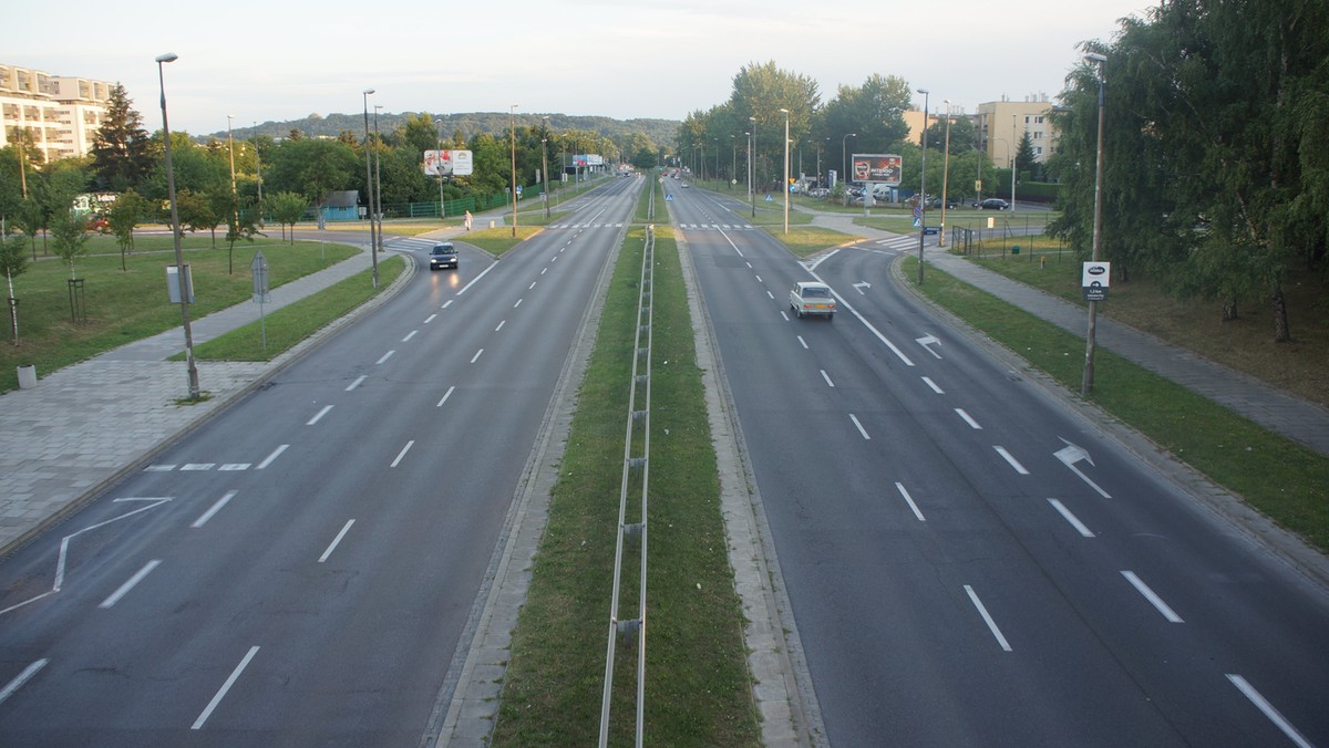 Do niedawna gdy mieszkańcy Pychowic i Dębnik – to historia, która toczy się od wielu lat – pytali o możliwość dołożenia kolejnego autobusu, to słyszeli: nie da się, nie ma pieniędzy. Teraz odpowiedź się zmieniła i brzmi: autobusu się nie da, bo nie ma pieniędzy, ale za to zrobimy wam autostradę za "dwa miliardy" złotych. Autostradę, która jest trochę jak stadion Wisły dla kierowców. Niby jest potrzebna. Tylko nie taka i  nie za tyle.