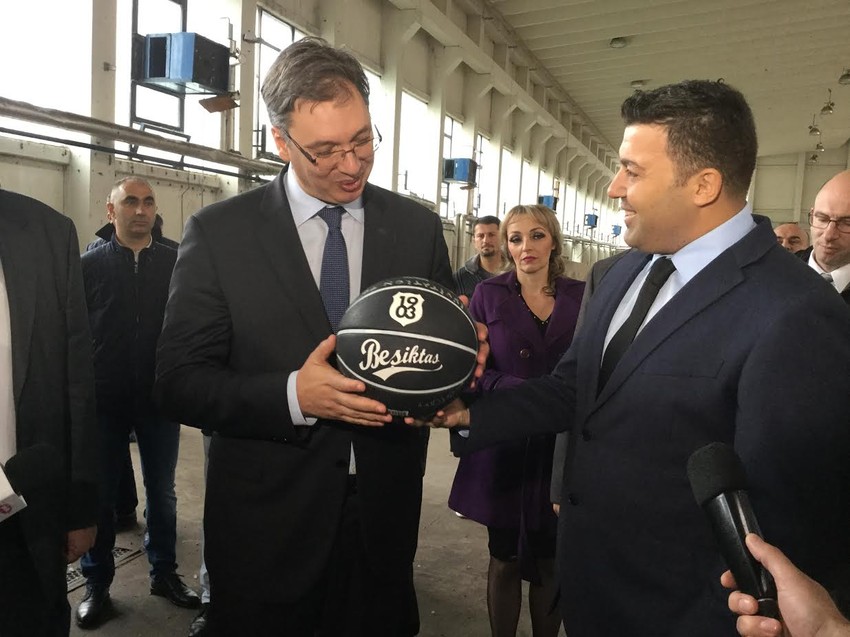 Solejmaz uručuje premijeru košarkašku loptu