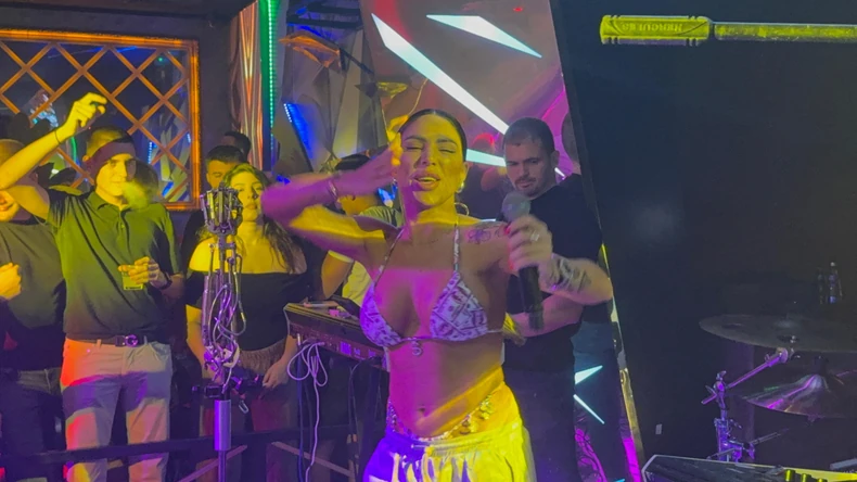 Sandra Afrika na nastupu u bikiniju i patikama