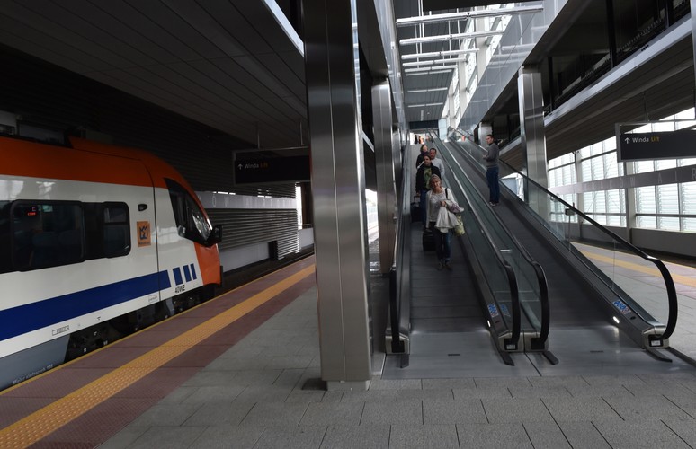 Kraków Airport jest największym regionalnym portem lotniczym w Polsce. W 2015 r. obsłuży ponad 4 mln pasażerów. Oferuje prawie 70 połączeń regularnych, obsługiwanych przez 17 linii lotniczych - 11 tradycyjnych i 6 niskokosztowych. <br><br> (jb/cat) PAP/Jacek Bednarczyk