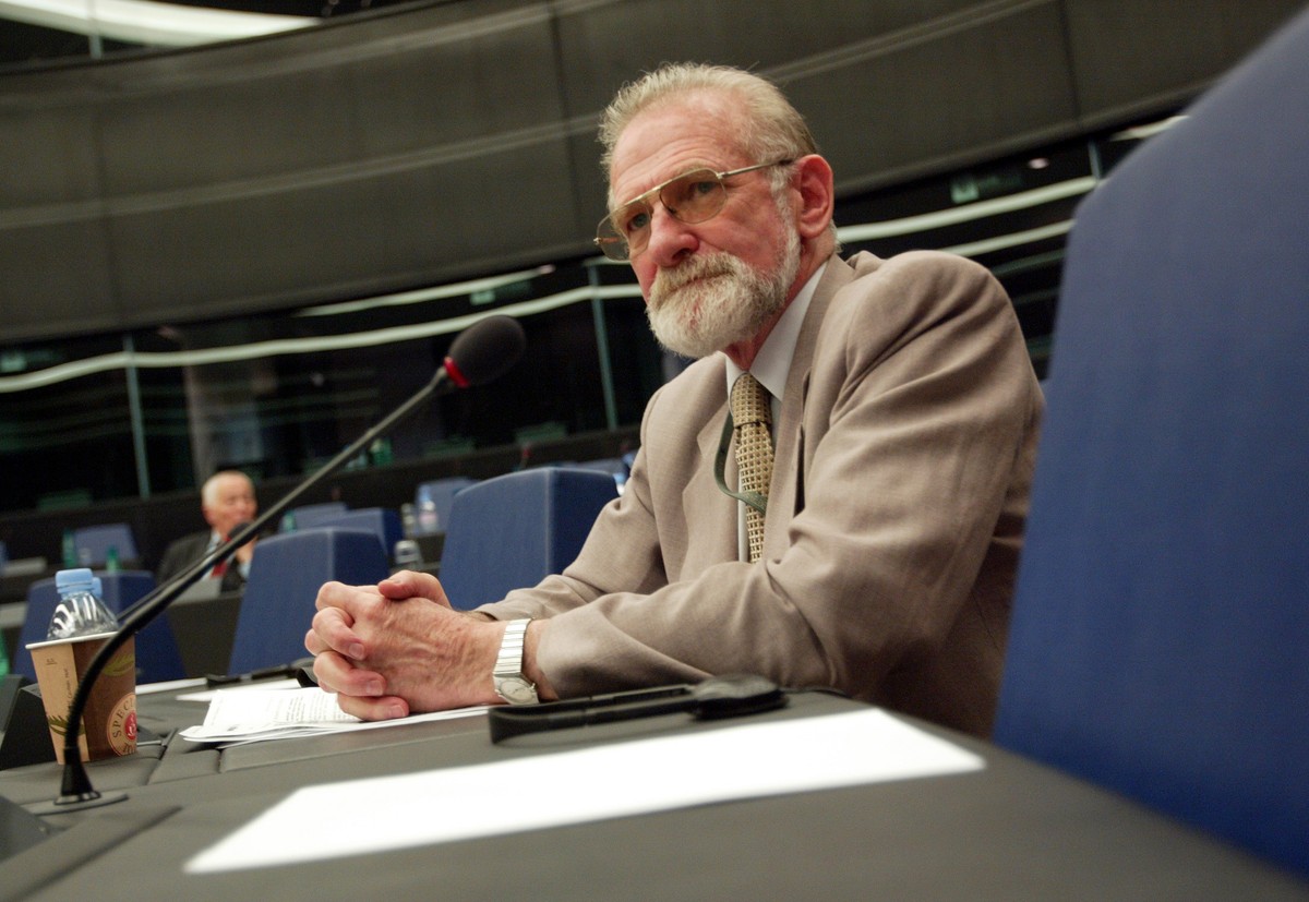 Bronisław Geremek musi zdecydować, czy wypełni oświadczenie lustracyjne,czy  też nie