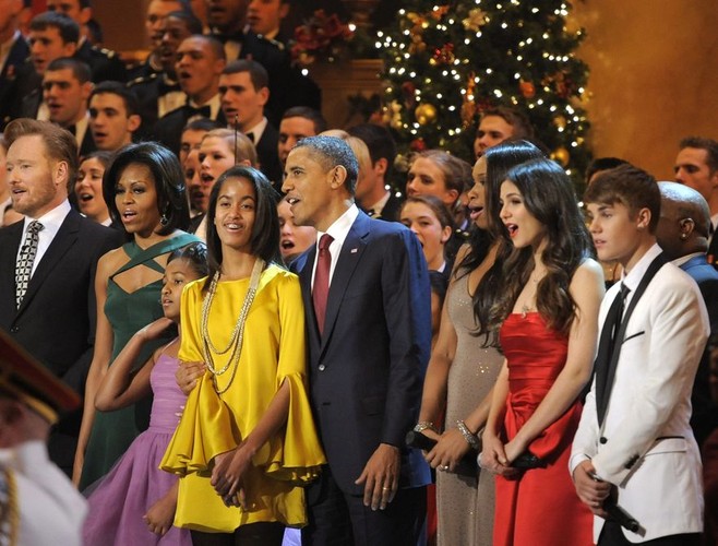 Barack Obama z żoną i córkami na tradycyjnym przedświątecznym koncercie. Wśród gości także Justin Bieber (pierwszy z prawej)