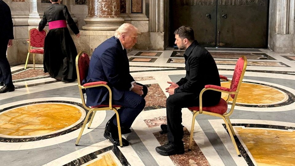 Stretnutie amerického prezidenta Donalda Trumpa a ukrajinského prezidenta Volodymyra Zelenského pred pohrebom pápeža Františka I. vo Vatikáne.