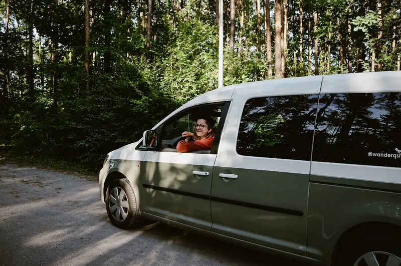 Okleina ma nawiązywać do klasycznych, dwukolorowych retrobusów