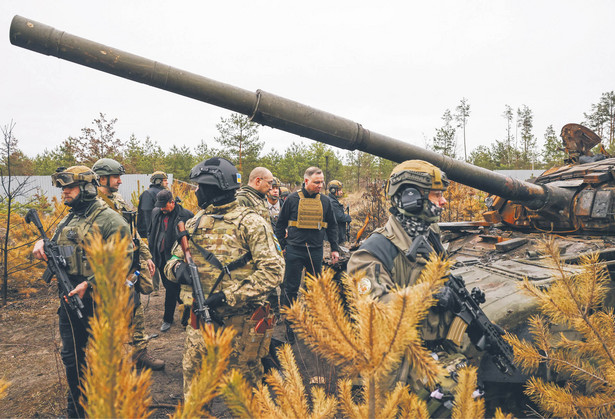 Prezydent Andrzej Duda przy zniszczonej rosyjskiej technice wojskowej na drodze łączącej Kijów z Buczą i Bordianką