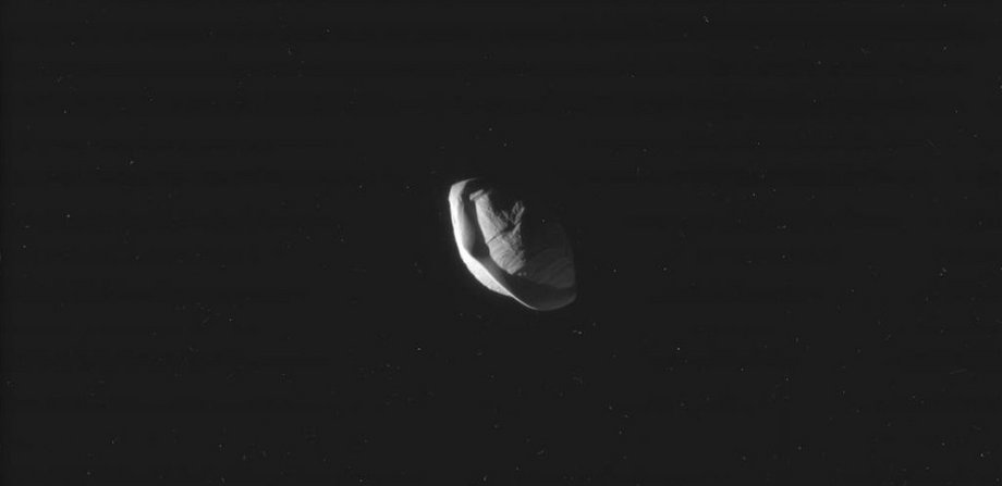 Pan to jeden z 53 nazwanych księżyców Saturna