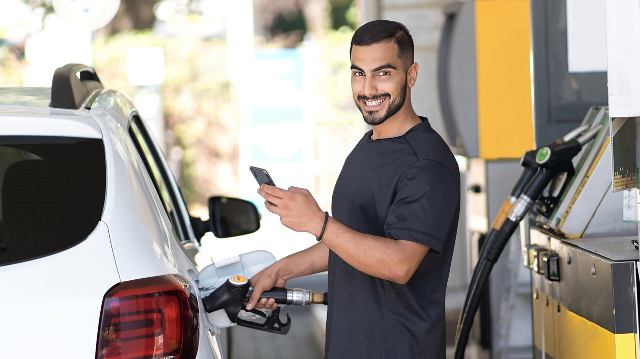 Benzín v Iráne stojí v prepočte menej ako 3 centy za liter, čo z neho robí najlacnejšie palivo na svete. Na Slovensku motoristi o takýchto cenách môžu len snívať kvôli vysokým daniam a poplatkom. 