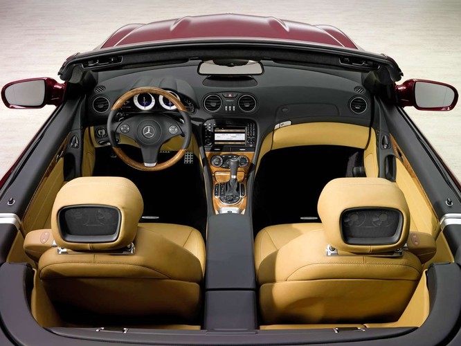 W środku trójramienna kierownica