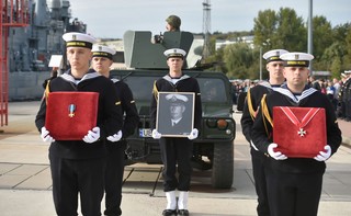 Do Gdyni wpłynął ORP Kościuszko ze szczątkami adm. Unruga i jego żony na pokładzie