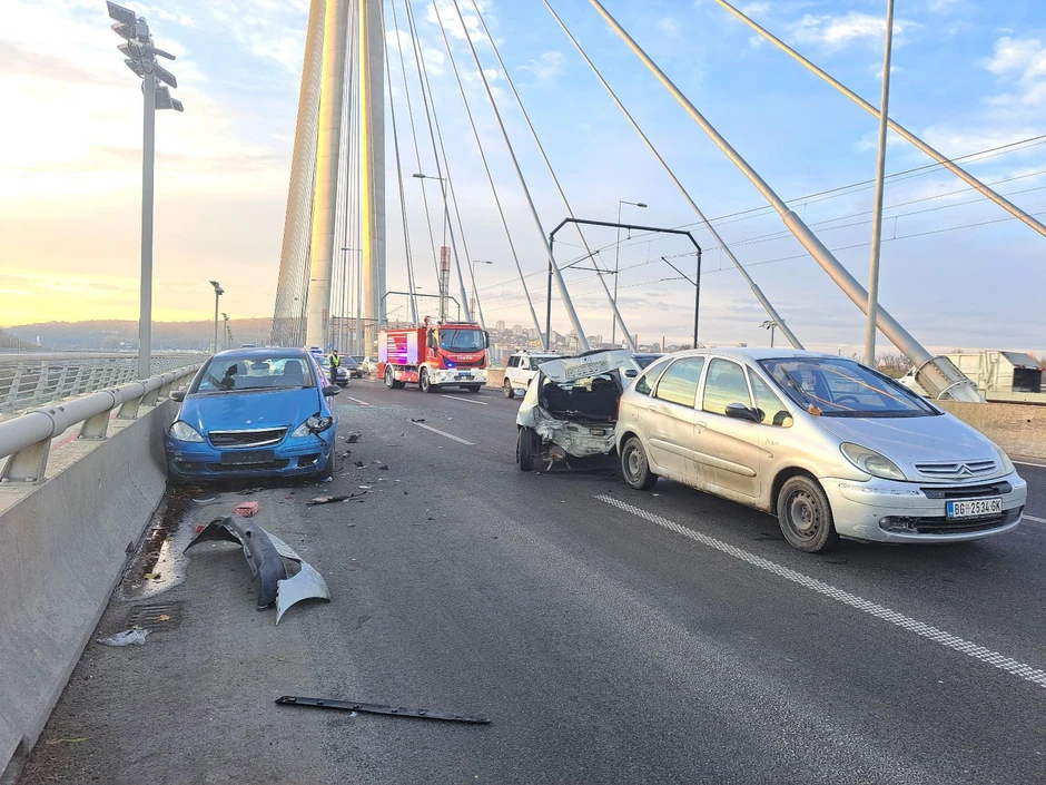 Na mesto nesreće stigli i vatrogasci