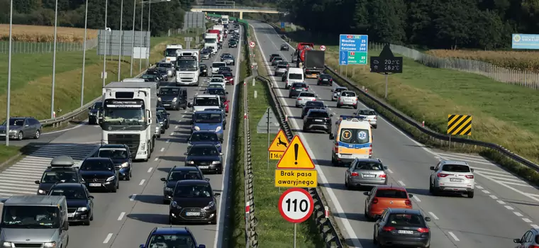 Kolizja wojskowych ciężarówek amerykańskiej armii. Autostrada A4 zakorkowana