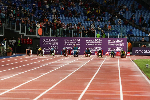 Japoński zespół zaprosił więc do eksperymentu 13 sprinterów płci męskiej, którzy biegali na dystansie 100 m, po spożyciu kofeiny lub placebo