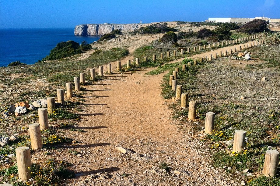 Na cyplu znajduje się XV- wieczna Twierdza Sagres (Fortaleza de Sagres), z której rozciąga się piękny widok na Przylądek Św. Wincenta. 