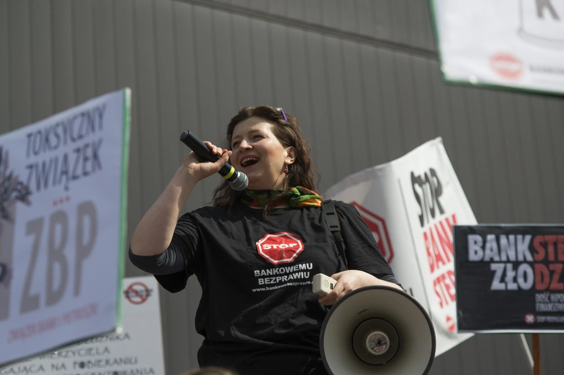 Katarzyna Matuszewska w 2016 r. w czasie manifestacji  "Stop Bankowemu Bezprawiu"