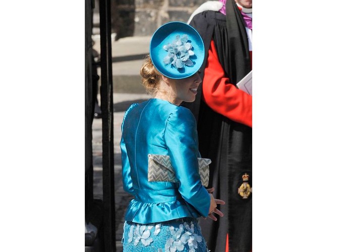 Księżniczka Beatrice na ślubie Zary Phillips, wnuczki królowej Elżbiety II. Arystokratka słynie z fantazyjnych kapeluszy. I tym razem nie zawiodła