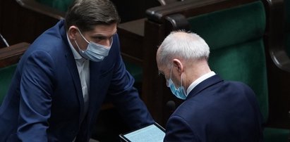 Macierewicz czyta ze zdziwieniem... Co mu pokazał Bartosz Kownacki?