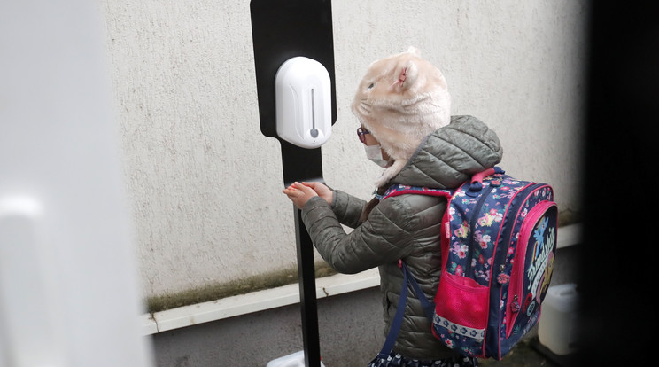 Kezét fertőtleníti egy kislány, miután az enyhítéseknek köszönhetően február 8-tól egyes helyeken már kinyithattak az általános iskolák Romániában. Foto: MTI/EPA Robert Ghement