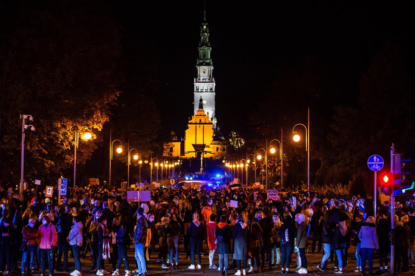 Protesty w Częstochowie. Pod Jasną Górą policja użyła gazu