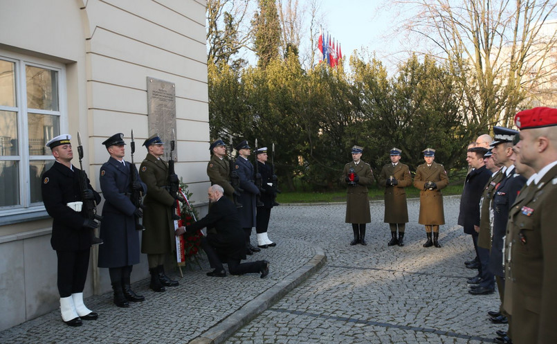 Minister obrony narodowej Antoni Macierewicz złożył wieniec pod tablicą upamiętniającą ofiary katastrofy smoleńskiej, umieszczoną na gmachu resortu