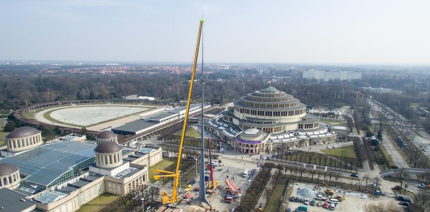 Udało się! W końcu podnieśli Iglicę!