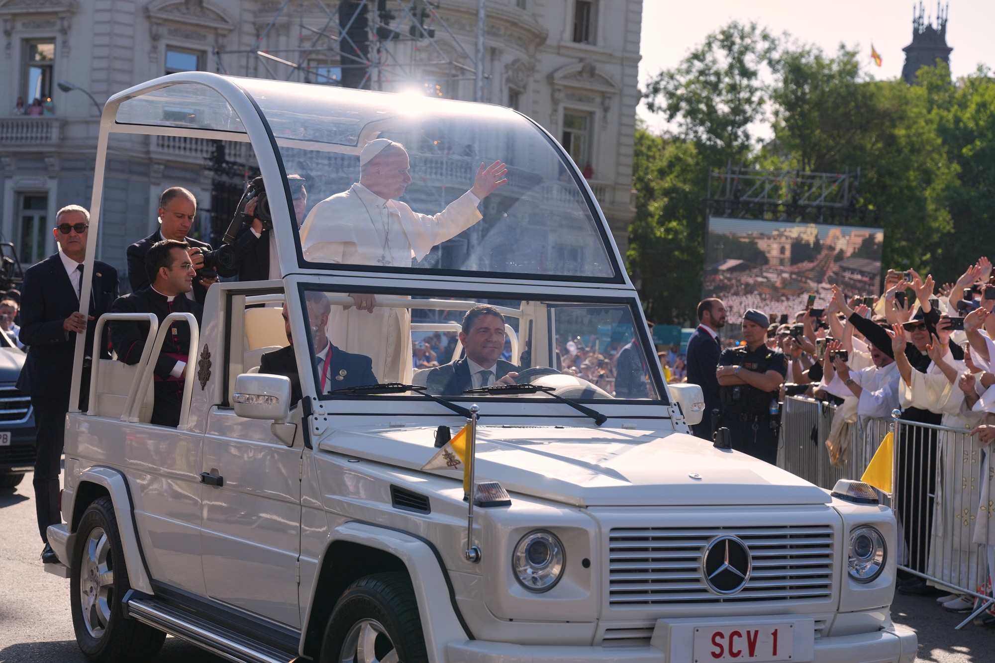 Pápež Lev XIV. prichádza v papamobile na Námestie Cibeles v Madride.