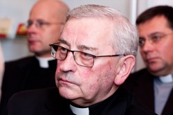 Bp Pieronek: Cała ta legenda o zamachu jest śmieszna