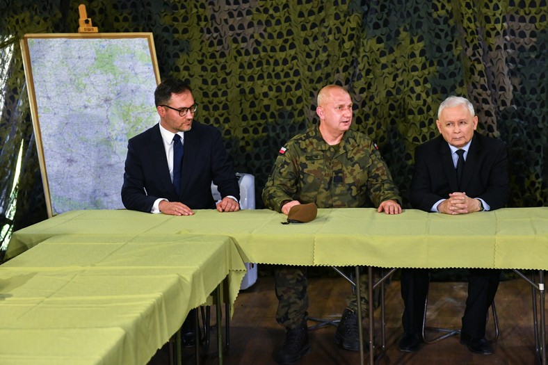 Wicepremier, prezes PiS Jarosław Kaczyński (z prawej) i dowódca Wojsk Obrony Terytorialnej gen. Maciej Klisz (w środku) podczas wizyty we Włodawie (06.08.2023)