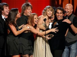 Swift najmłodszą artystką country roku