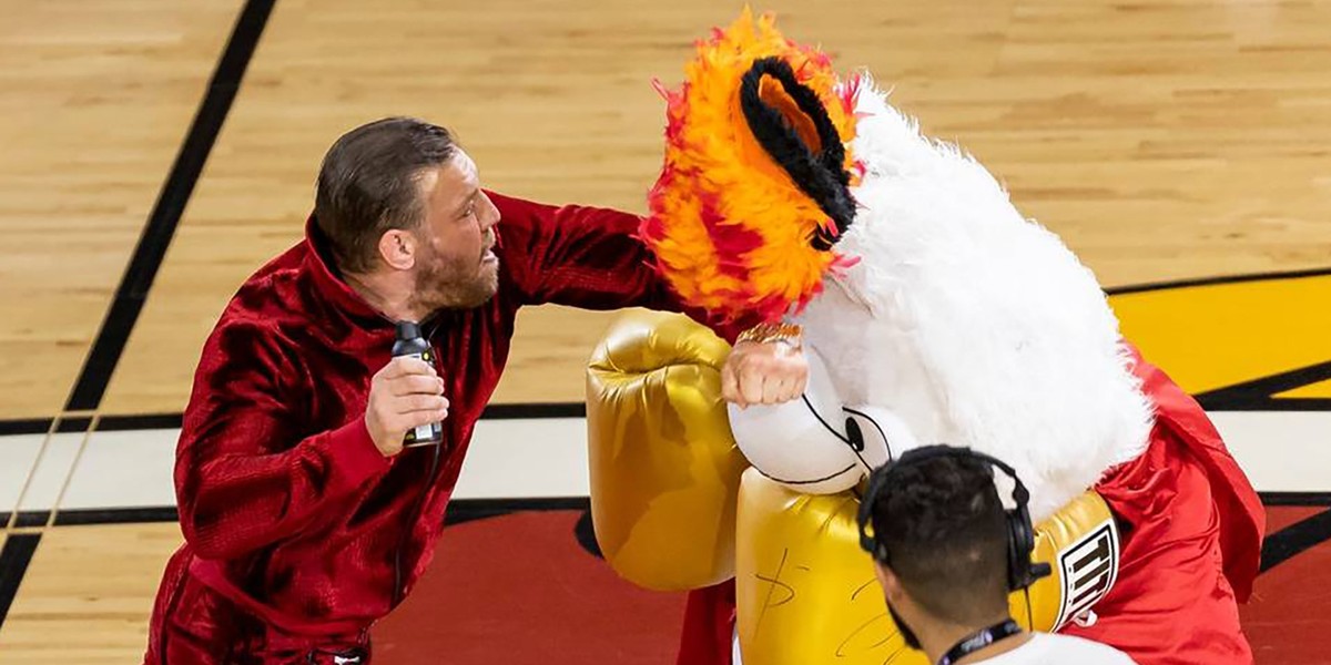 Conor McGregor miał delikatnie powalić na parkiet maskotkę Burniego. Coś jednak nie wyszło...