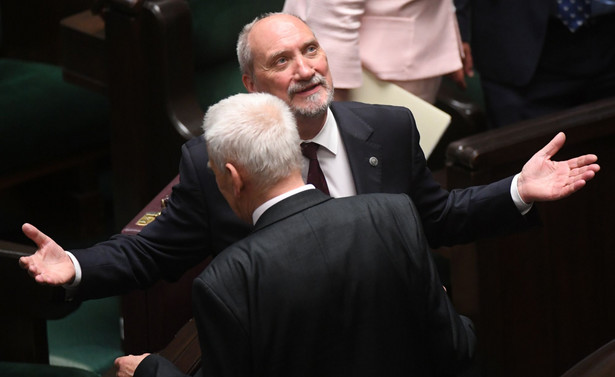 Macierewicz przyznał, że podczas tej uroczystości miał przed oczami wydarzenia z pól walki na całym świecie, bo - jak przypominał - polscy żołnierze walczyli nie tylko w Afganistanie, Iraku czy Kosowie.