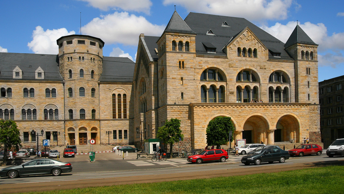 Na wspólne wakacje na balkonie zaprasza w lipcu i sierpniu poznańskie Centrum Kultury Zamek. Instytucja mieszcząca się w zabytkowym budynku z 11 balkonami organizuje w czasie wakacji balkonowe warsztaty, wystawę o balkonach a także pokazy i spektakle.