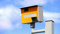 400 tys. zł grzywny za przekroczenie prędkości o 27 km/h. im więcej zarabiasz, tym wyższy mandat zapłacisz