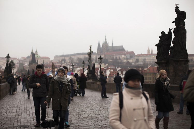 4. I zostajemy w Europie. W Czechach, najbardziej zlaicyzowanym kraju świata (największy odsetek ludzi deklaruje tutaj ateizm), nierówności w zarobkach obu płci sięgają 25,5 proc. Dla porównania w Słowenii, która zajęła ostatnie miejsce w rankingu Bloomberga różnica wynosi zaledwie 0,9 proc. Na zdjęciu: most Karola w Pradze