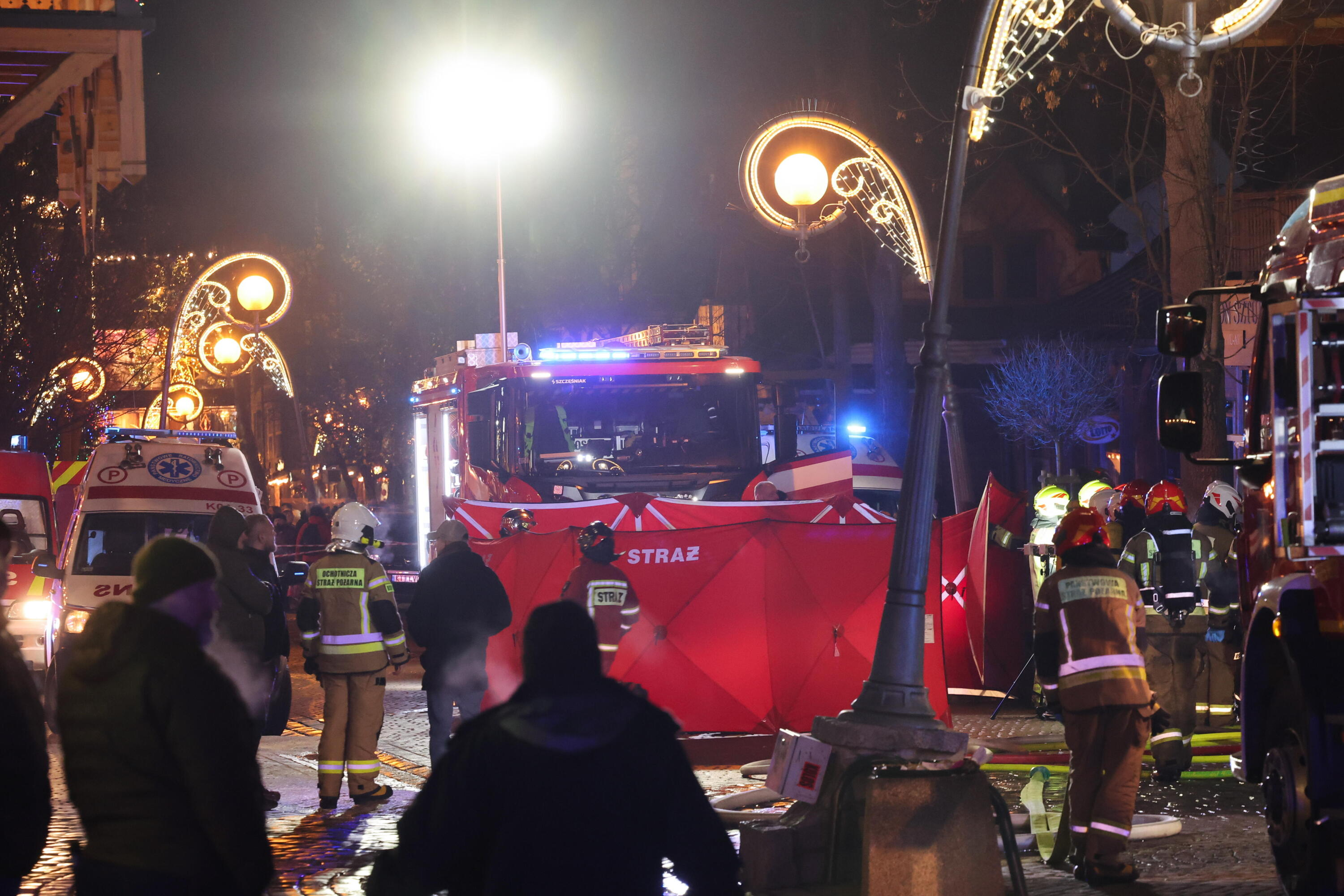 Zakopane: Pożar całkowicie zniszczył kawiarnię na Krupówkach