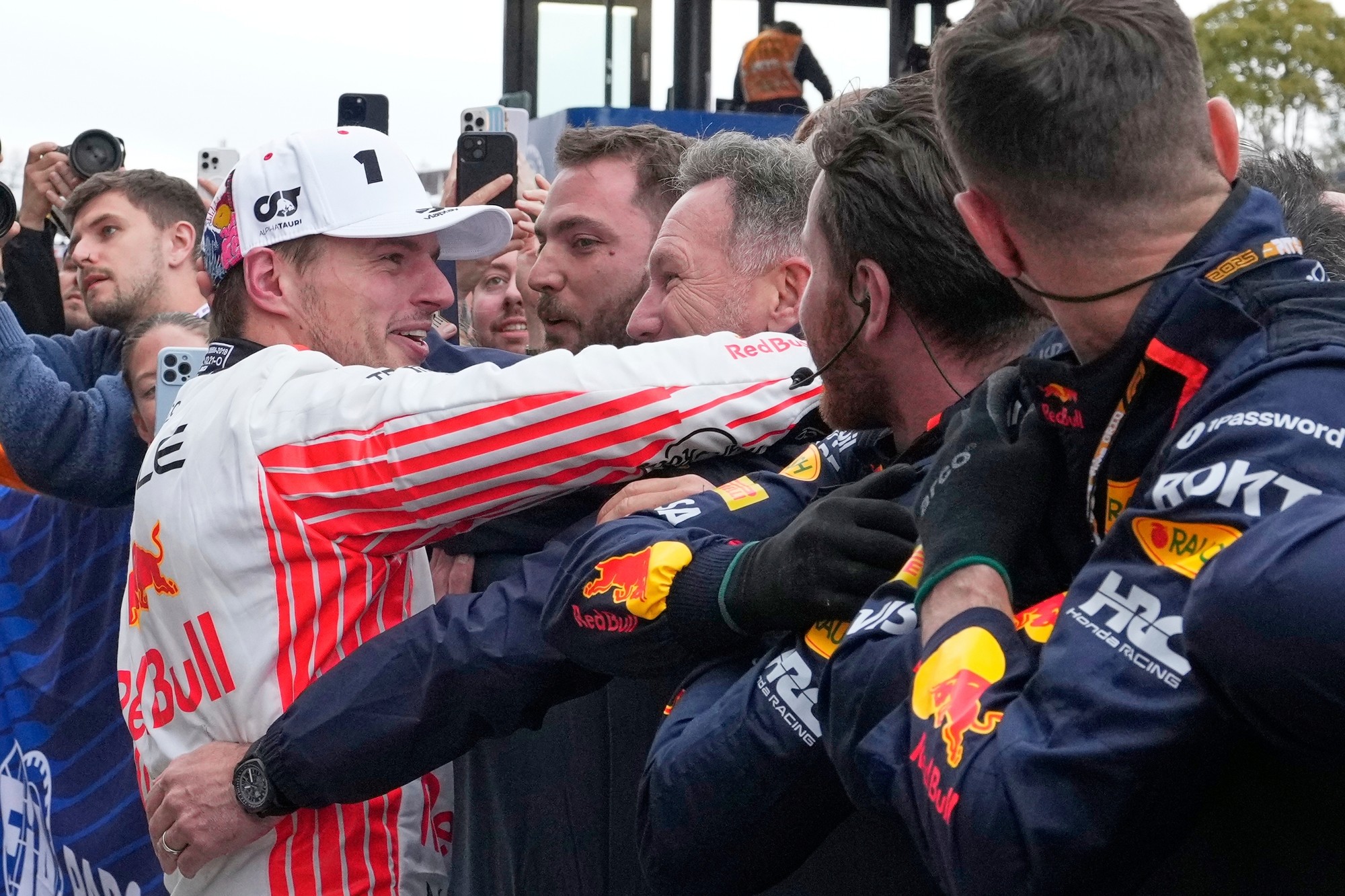 Jazdec Red Bullu Max Verstappen oslavuje s tímovým šéfom tímu Christianom Hornerom výhru na VC Japonska.